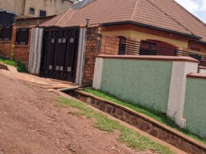 INZU NZIZA IGURISHWA MU I ZINDIRO / HOUSE FOR SALE AT ZINDIRO